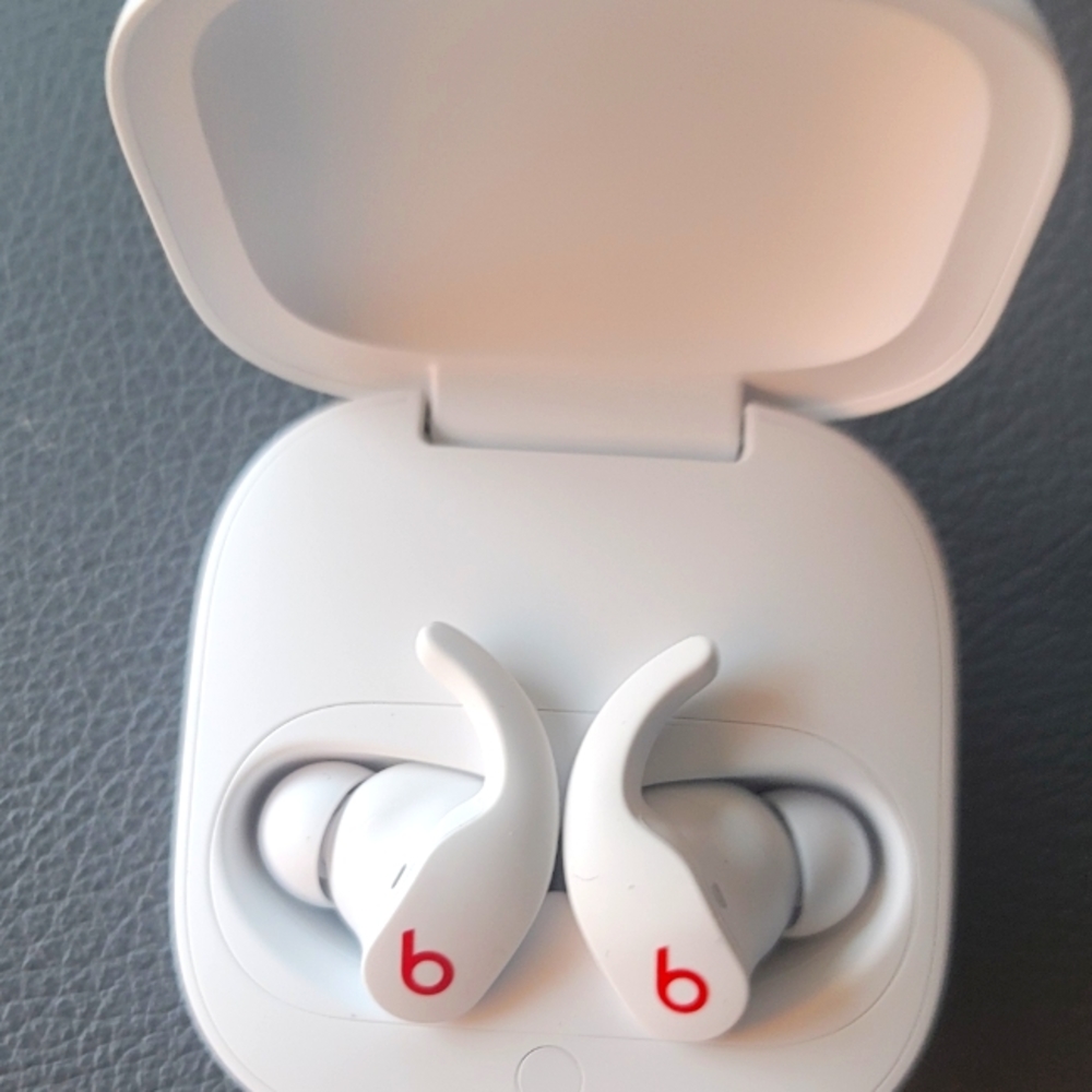 Beats fit pro White